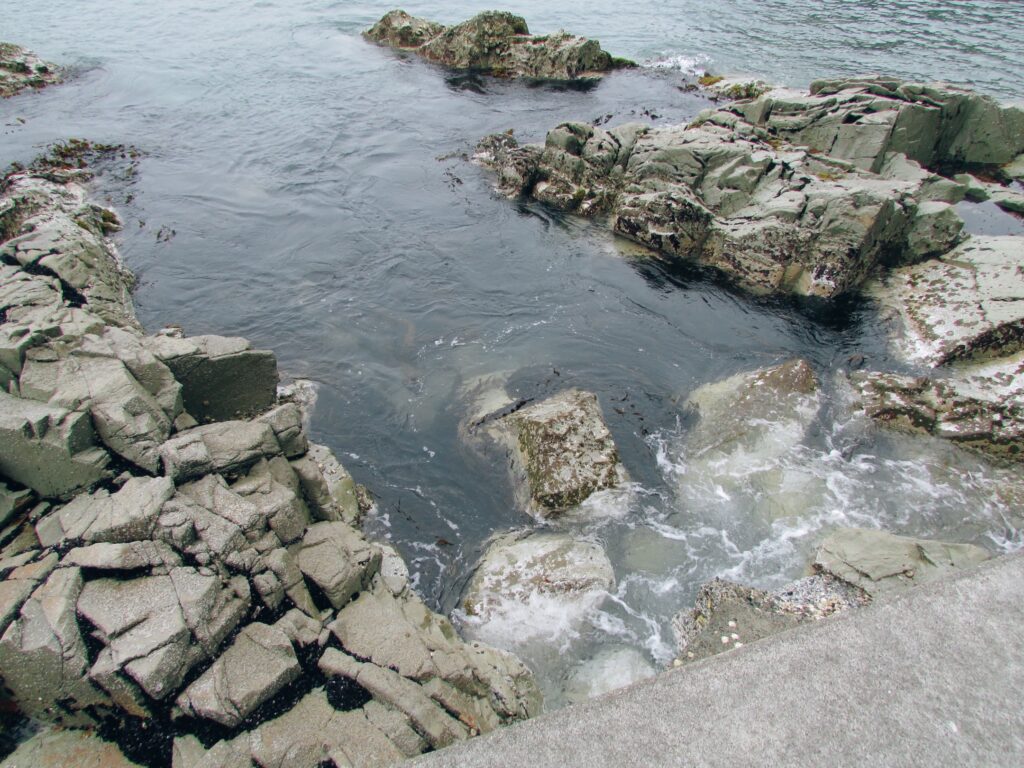 岩場と透き通る海水